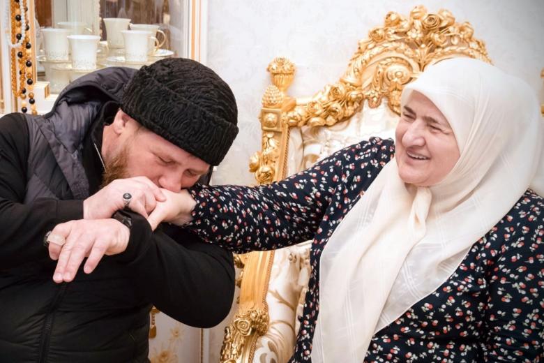 Рамзан Кадыров с мамой Аймани Кадыровой