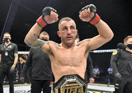 Волкановски победил Ортегу и отстоял титул UFC в полулёгком весе