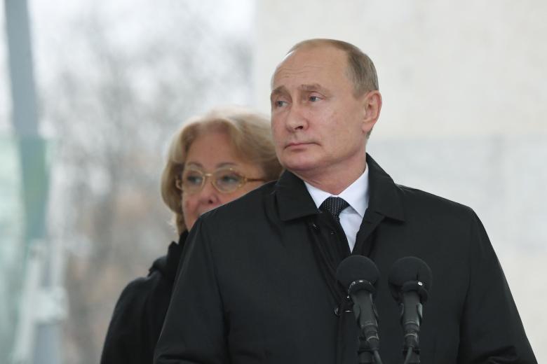 Президент РФ Владимир Путин на церемонии открытия памятника государственному деятелю, политику Евгению Примакову в сквере напротив здания Министерства иностранных дел РФ в Москве. На втором плане: вдова Е. Примакова Ирина Примакова
