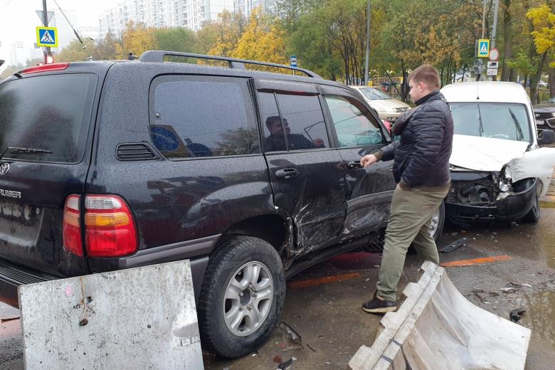 Последствия ДТП с участием двух автомобилей на пересечении Дмитровского шоссе и ул. 800-летия Москвы