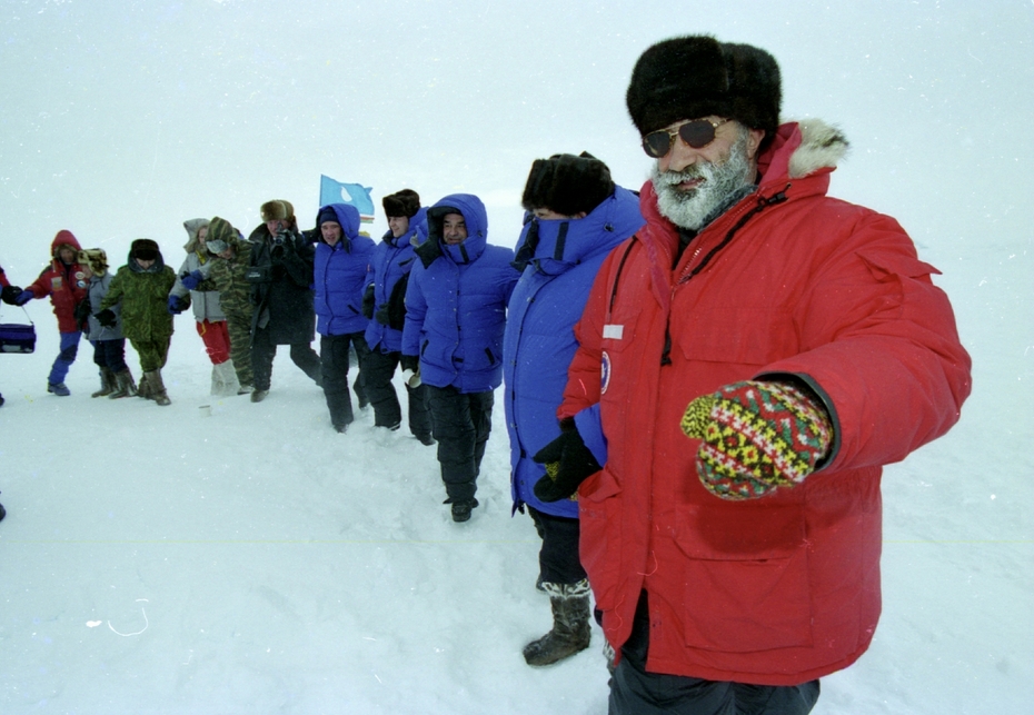 Артур Чилингаров на дрейфующем ледовом аэродроме Барнео, 2003 год