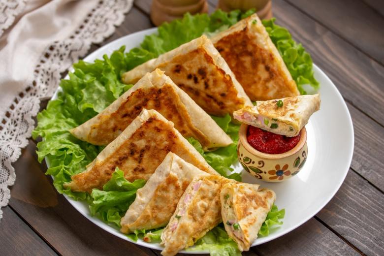 Бутерброды из лаваша с сыром и ветчиной