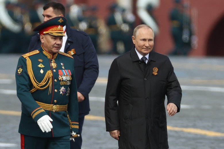 Президент России Владимир Путин и министр обороны РФ Сергей Шойгу после парада, посвященного 77-й годовщине Победы в Великой Отечественной войне, на Красной площади