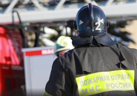 Кровля горящего торгового комплекса обрушилась на Ставрополье