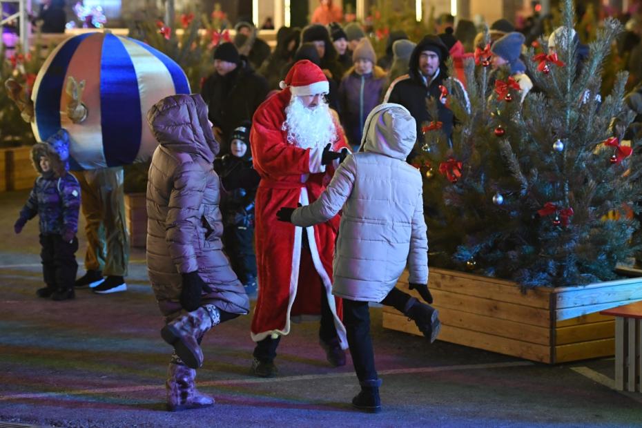 Горожане танцуют во время встречи Нового, 2022 года на центральной площади во Владивостоке