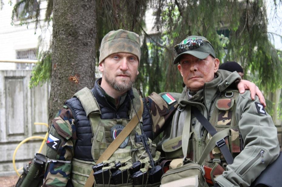Геннадий Дубовой (справа)
