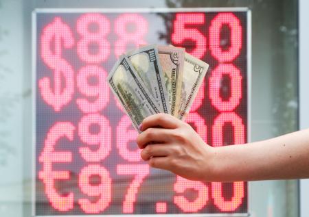 Минэкономразвития отметило, что курс рубля превзошел ожидания