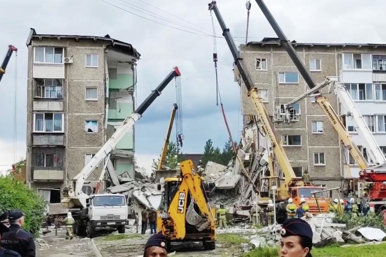 Разбор завалов на месте взрыва газа в жилом пятиэтажном доме на улице Сибирской в Нижнем Тагиле