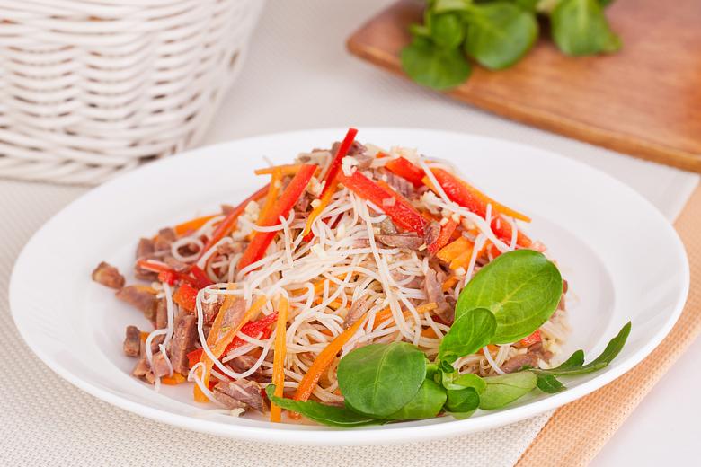 Фунчоза с курицей и овощами