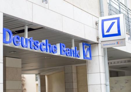 Сотрудников Deutsche Bank обвиняют в даче взятки
