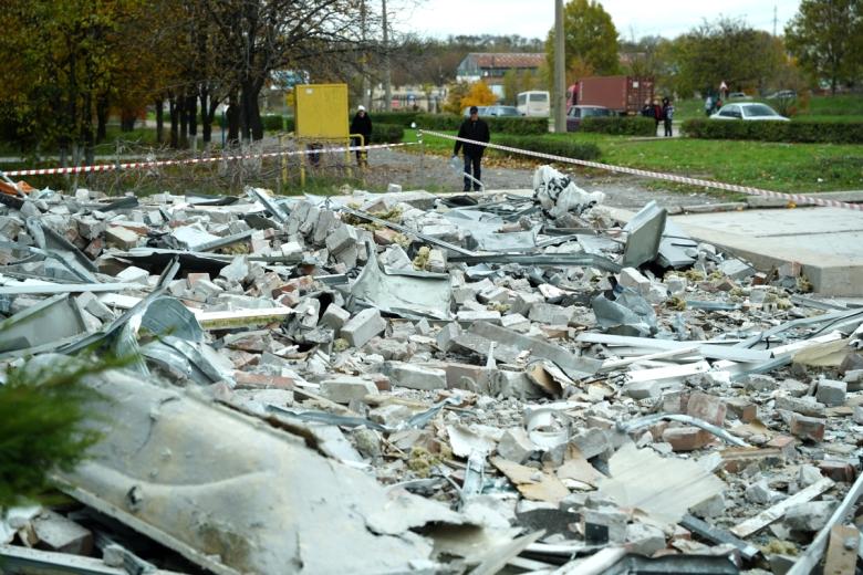 Обломки стен гостиницы, поврежденной в результате обстрела ВСУ из РСЗО HIMARS Алчевска