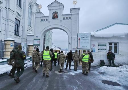 «Спецназ выволакивает монахов»: суть конфликта в Киево-Печерской лавре