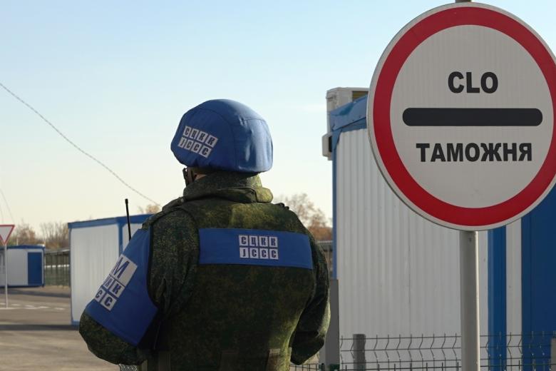 Сотрудник совместного центра контроля и координации прекращения огня и стабилизации обстановки на Юго-Востоке Украины на контрольном пункте въезда-выезда «Луганск - Счастье»