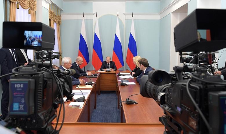 Президент РФ Владимир Путин на совещании по социально-экономическим вопросам
