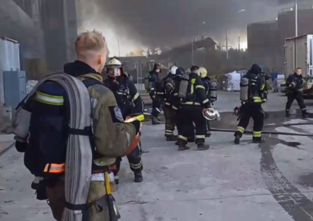 Тушение мощного пожара на фабрике в Барнауле попало на видео
