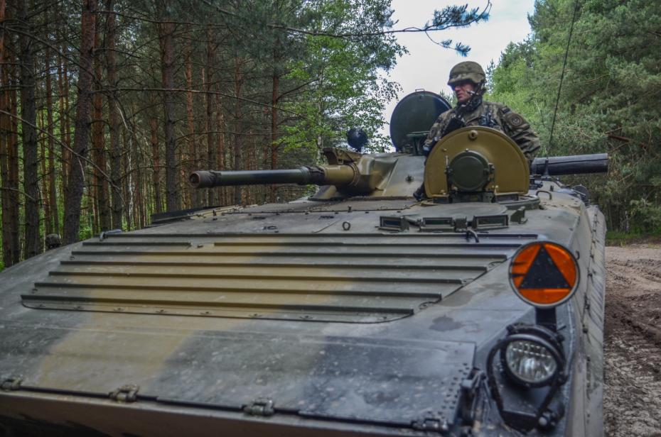Польский солдат на гусеничной боевой машине пехоты-амфибии BWP-1