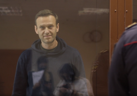 Навальный потребовал показать, кто находится в квартире ветерана