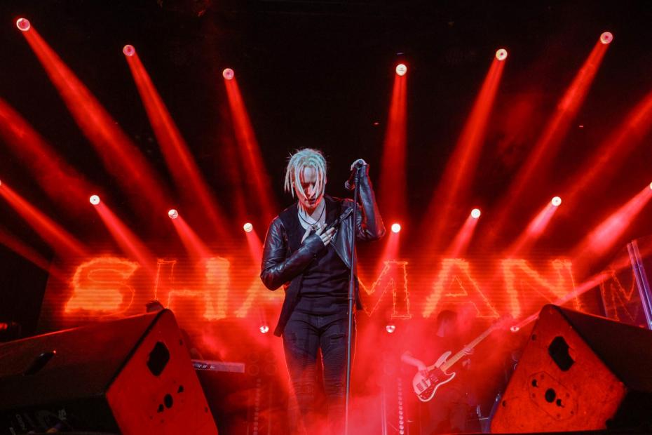 Певец SHAMAN (Ярослав Дронов) во время концерта на концертной площадке клуба «ГлавClub»
