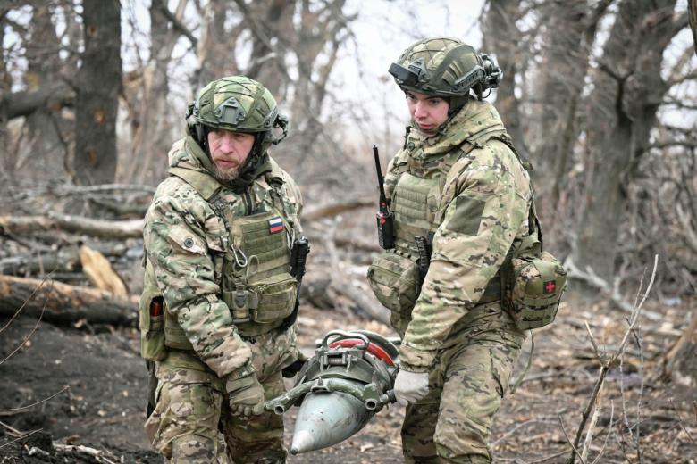 Военнослужащие расчета самоходной артиллерийской установки (САУ) 2С7М «Малка»