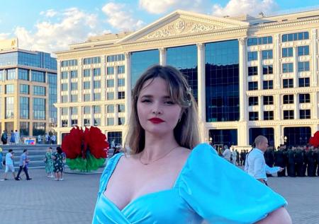 Девушка с декольте из «Соловьев Live» завирусилась в соцсетях. Кто она?