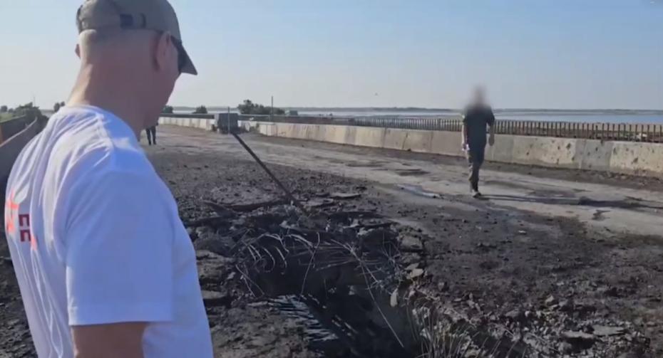 Владимир Сальдо на месте обстрела мостов на административной границе между Херсонской областью и Крымом вблизи Чонгара