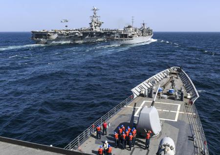 Авианосная ударная группа ВМС США застряла в Атлантике из-за коронавируса