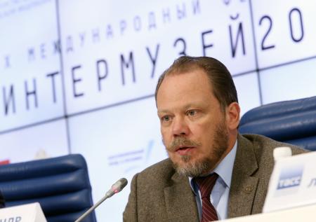 Депутат одёрнул Лозу за попытку переписать слова гимна России