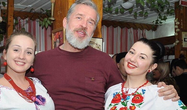 Юрий Белойван (в центре)