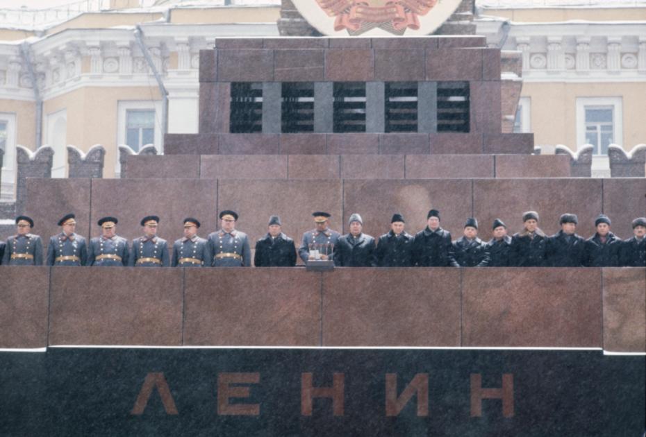 Леонид Брежнев (в центре) на трибуне Мавзолея Ленина во время парада на Красной площади в честь 53-й годовщины ВОВ