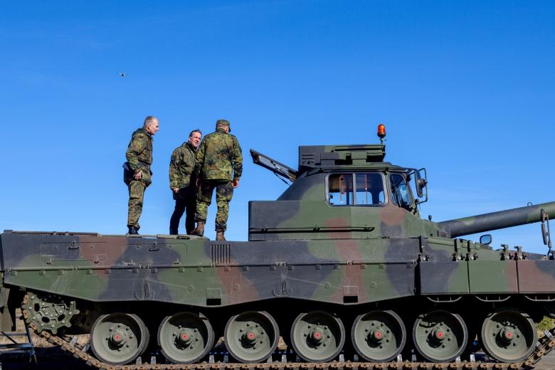 Борис Писториус во время посещения военной базы в Германии