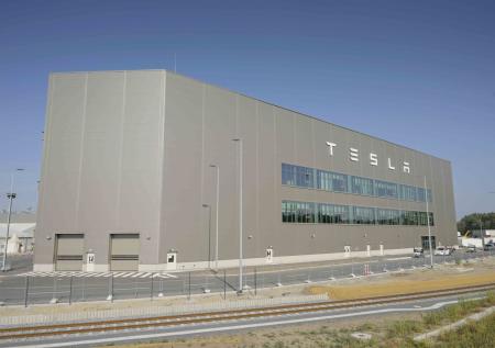 Экоактивисты в Германии оставили завод Tesla без электричества