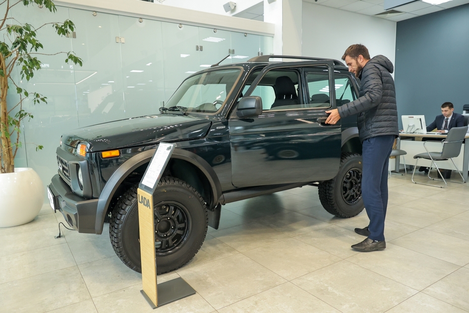 Niva в автосалоне дилерского центра Lada