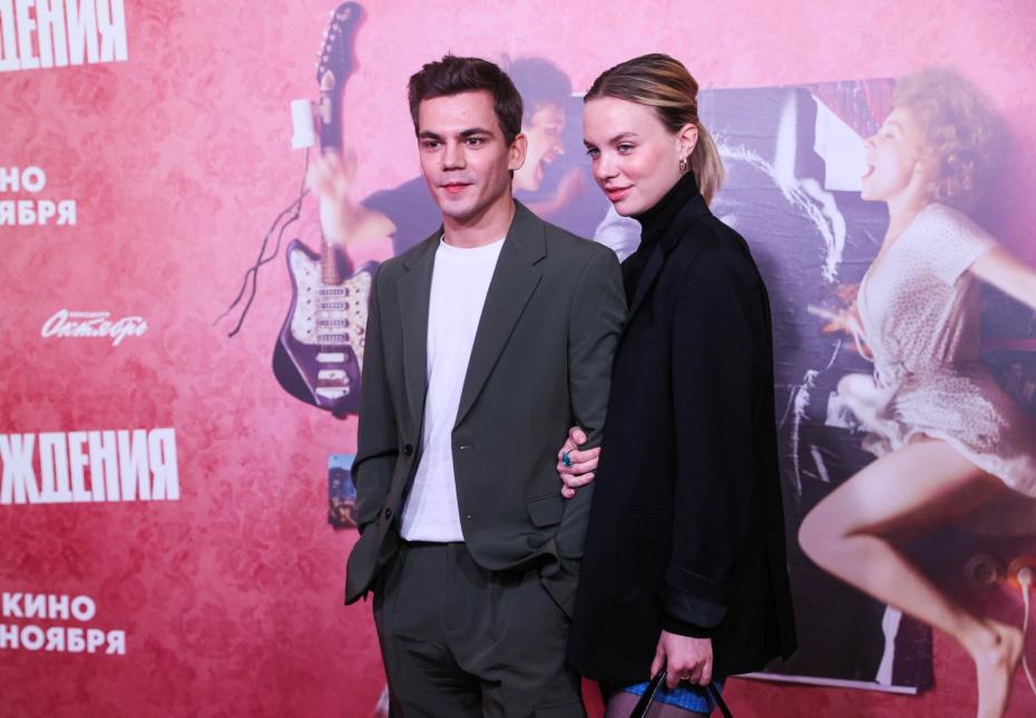Актёр Даниил Киселев со спутницей на премьере фильма  «Год рождения»