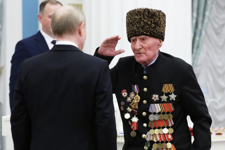 Президент РФ Владимир Путин и участник Великой Отечественной войны Ибрагим-Паша Султанович Садыков (справа)