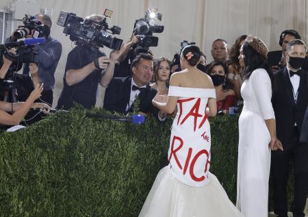 Кровавой краской по спине: бал Met Gala пропитался политикой