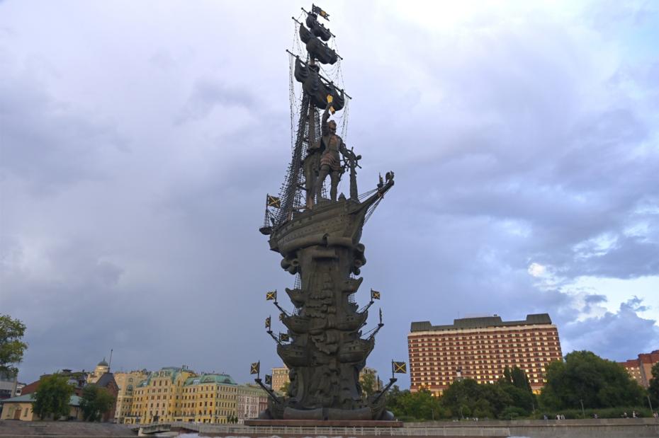 Памятник «В ознаменование 300-летия российского флота» работы Зураба Церетели на Берсеневской набережной в Москве