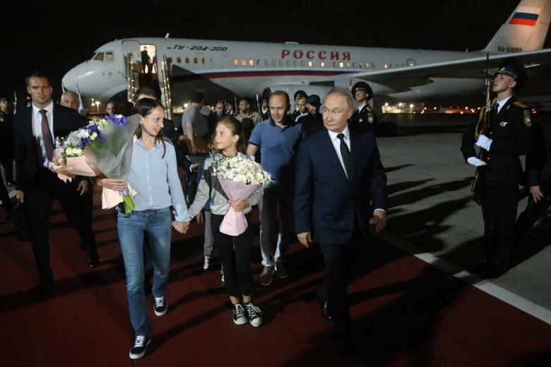 Президент РФ Владимир Путин встречает в аэропорту Внуково граждан России, которые были освобождены в результате обмена