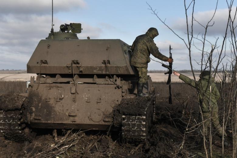 Военнослужащие МО РФ у самоходной артиллерийской установки 2СЗ «Акация» на Запорожском направлении