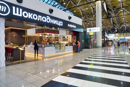 Депутат призвал снизить цены в ресторанах и магазинах аэропортов
