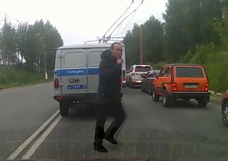 В Саранске нарушитель сбежал из полицейской машины на ходу