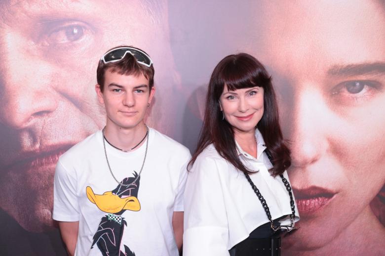 Актриса Нонна Гришаева с сыном Ильей 