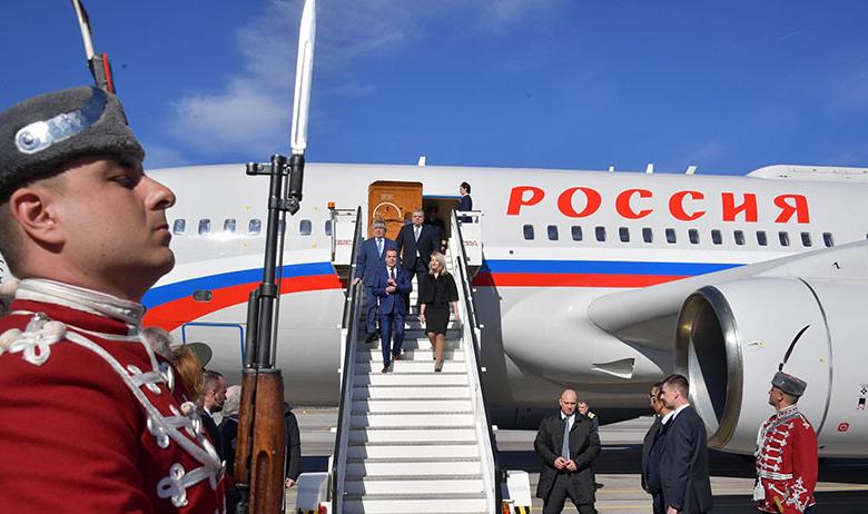 Дмитрий Медведев (в центре)
