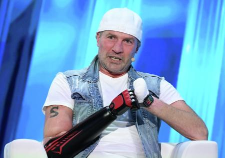 Костомаров сообщил, что в будущем сможет кататься на коньках