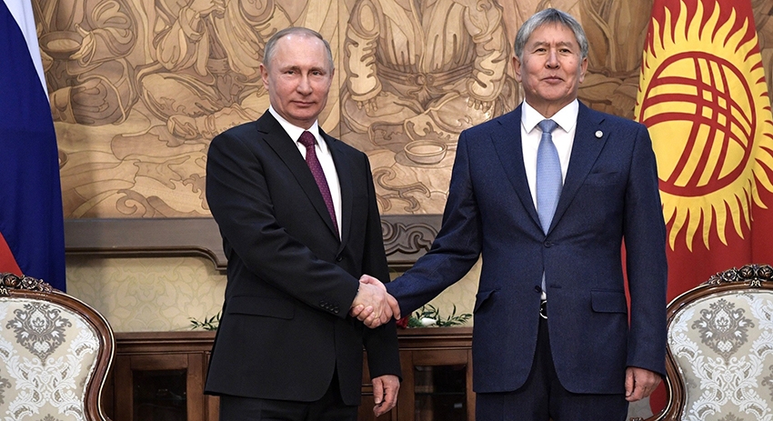 Президент РФ Владимир Путин с президентом Киргизии Алмазбеком Атамбаевым