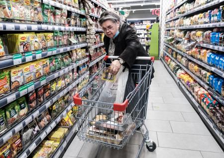 В России планируют ввести продуктовые карточки для пенсионеров и малоимущих