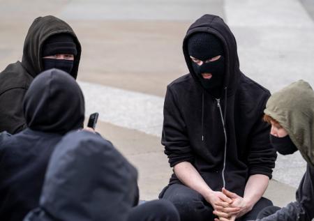 Психолог объяснил интерес подростков к криминальным субкультурам