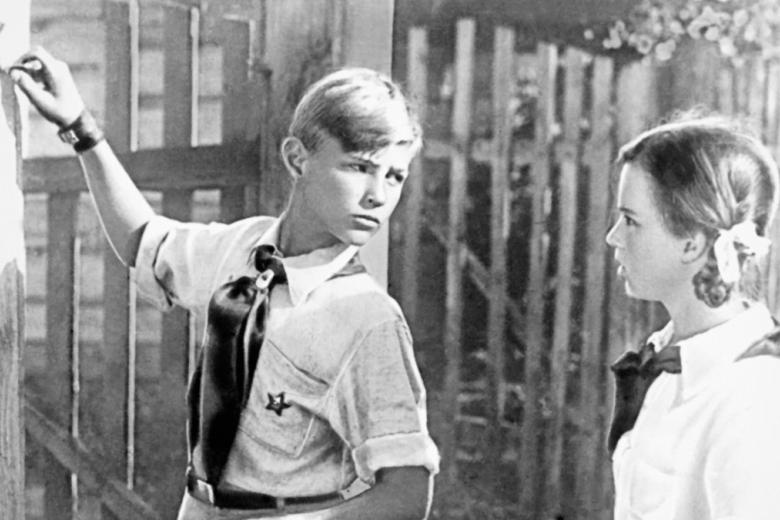 Кадр из кинофильма «Тимур и его команда». 1940 год. Режисcер Александр Разумный. В роли Тимура — Ливий Щипачев, в роли Жени — Катя Деревщикова
