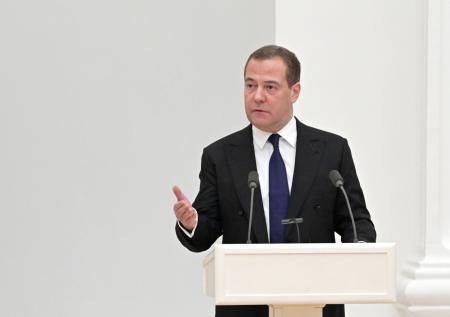 Медведев призвал легализовать пиратский доступ к западным продуктам