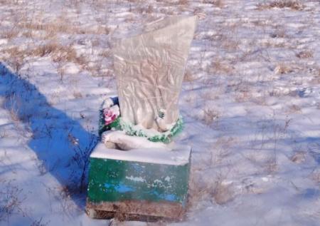 В Хакасии мужчина огородил свой участок надгробиями с кладбища