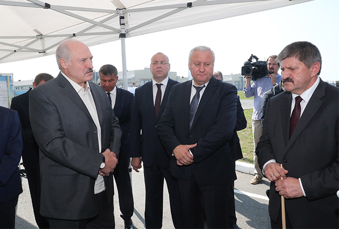 Президент РБ Александр Лукашенко (слева) 